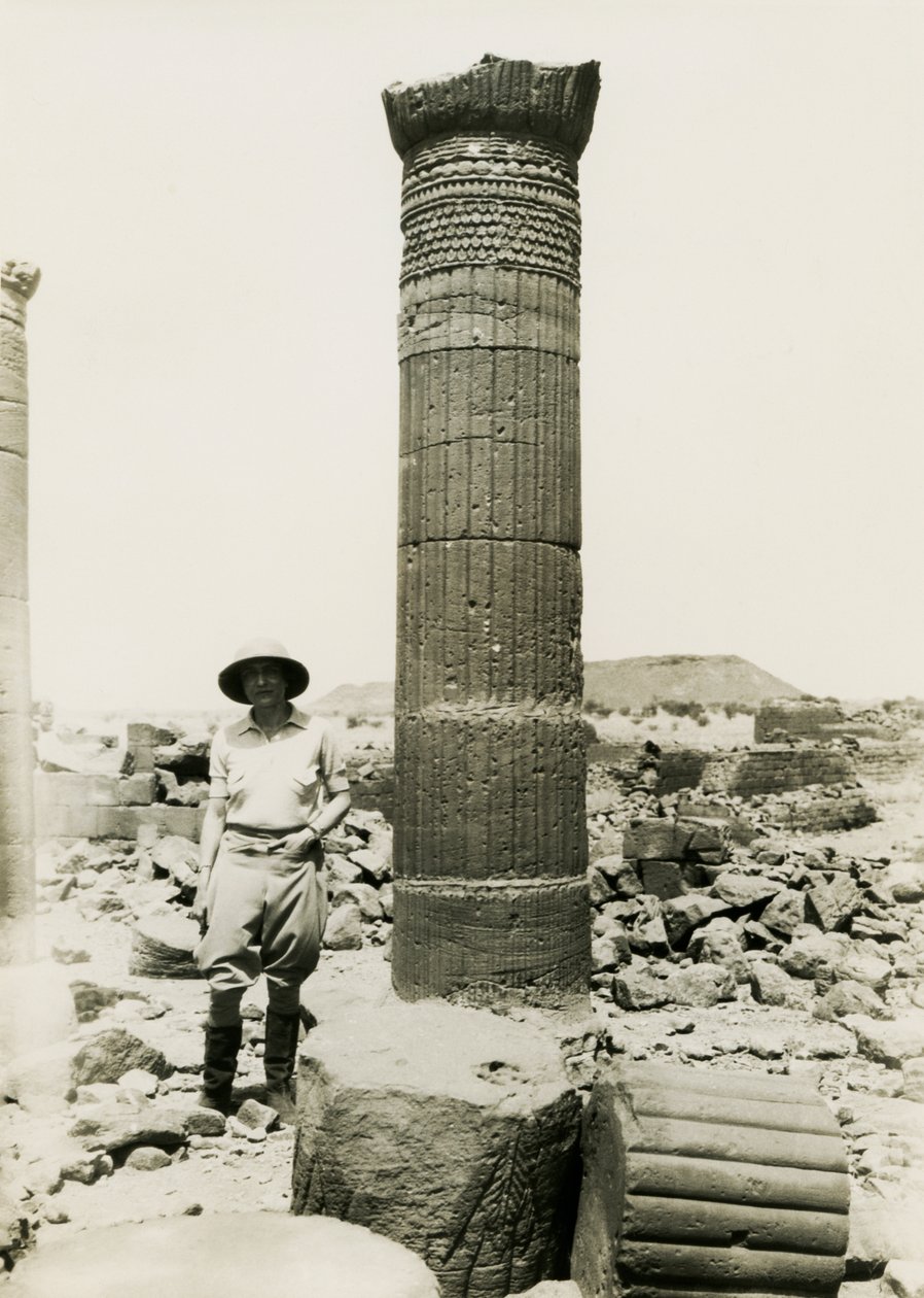 Columna con relieves decorativos, ruinas de un templo en el Gran Recinto, Musawwarat es Sufra, Sudán, fotografía de Ugo Monneret de Villard. de Ugo Monneret de Villard