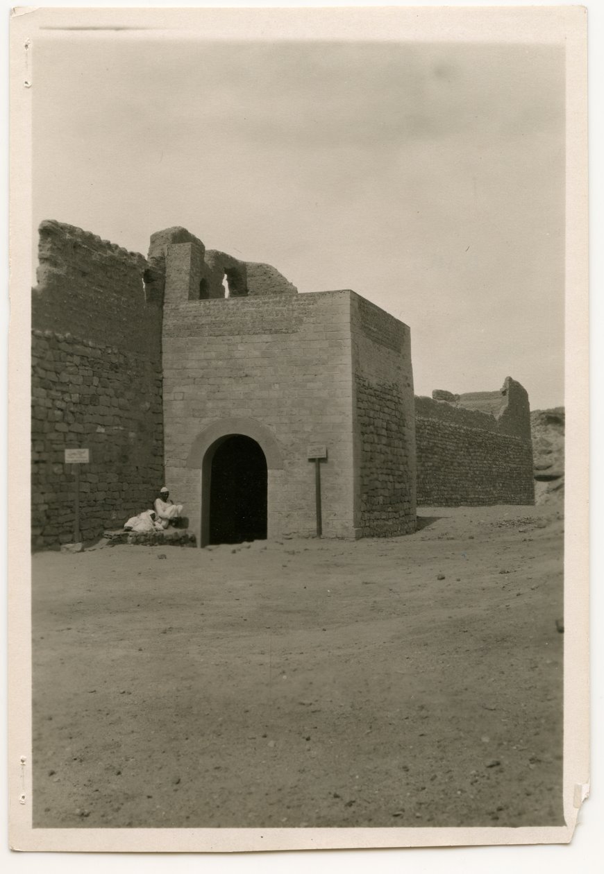 Puerta oriental y torre del monasterio de San Simeón, Asuán, Egipto, fotografía de Ugo Monneret de Villard. de Ugo Monneret de Villard
