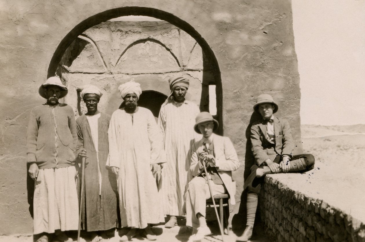 Cuatro obreros, el arquitecto Ferdinando Reggiori y el arqueólogo Ugo Monneret de Villard en el Monasterio de San Simeón, Asuán, Egipto, fotografía de Ugo Monneret de Villard. de Ugo Monneret de Villard