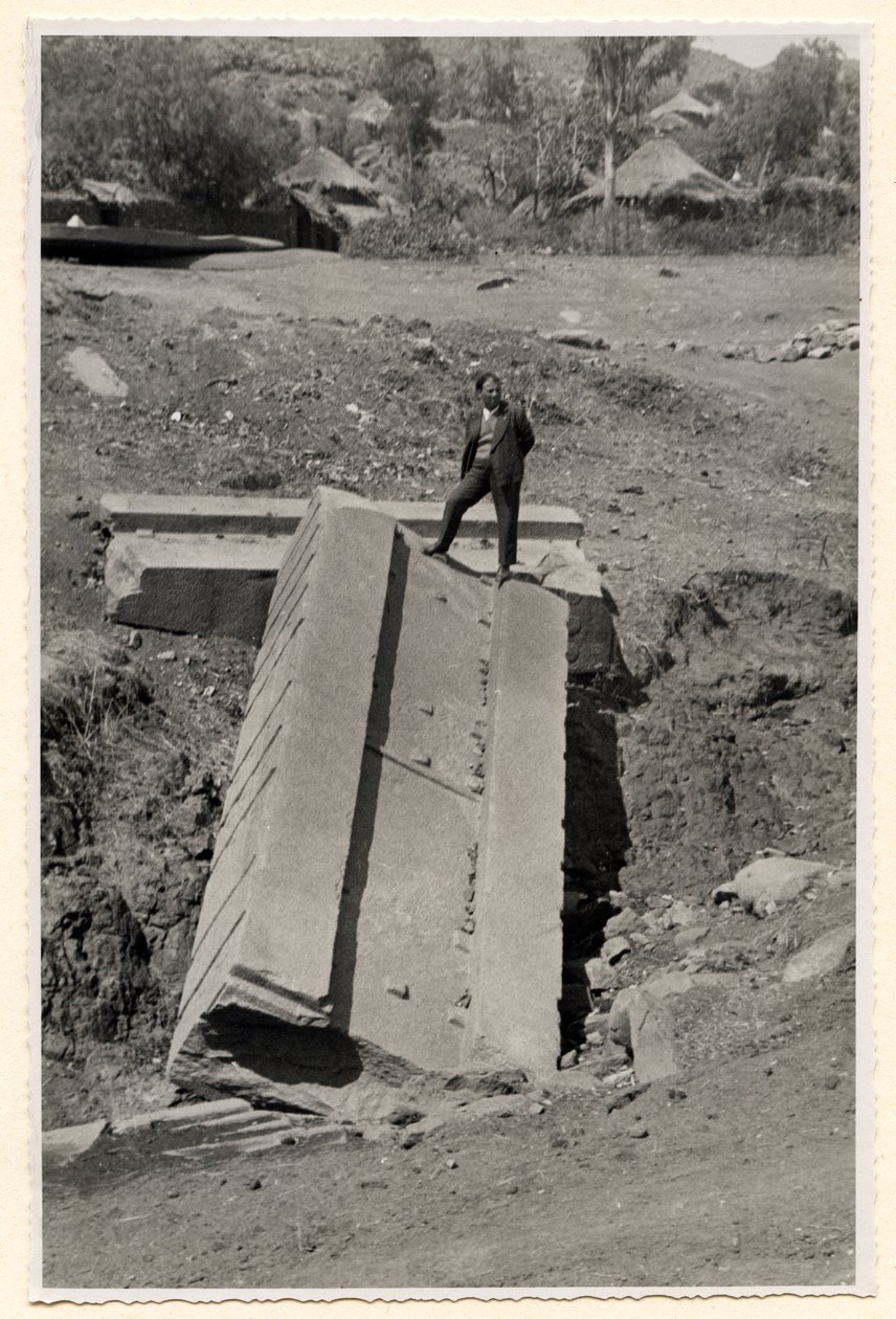 Fragmento de estela, Axum, Etiopía, fotografía de Ugo Monneret de Villard de Ugo Monneret de Villard