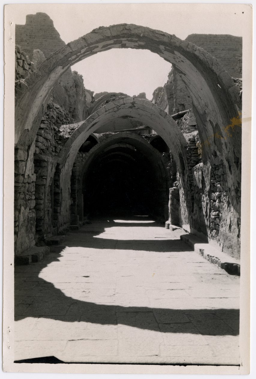Galería 94 orientada al sur, Monasterio de San Simeón, Asuán, Egipto, fotografía de Ugo Monneret de Villard. de Ugo Monneret de Villard