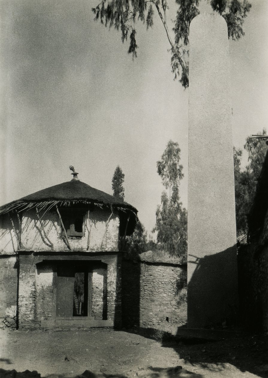 Casa junto a una estela, Axum, Etiopía, fotografía de Ugo Monneret de Villard de Ugo Monneret de Villard