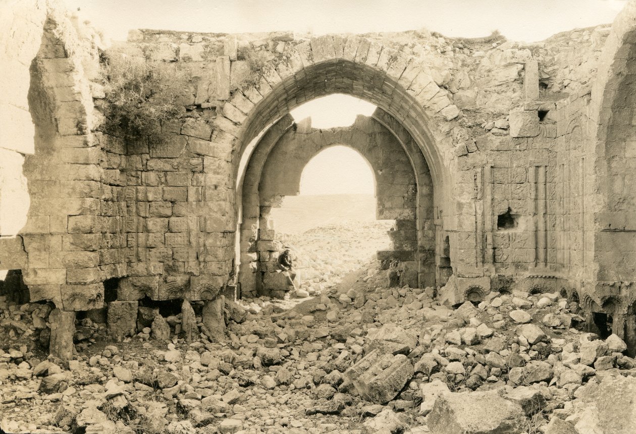 Interior de la basílica bizantina de Ammán (Jordania), fotografía de Ugo Monneret de Villard, hacia 1920. de Ugo Monneret de Villard