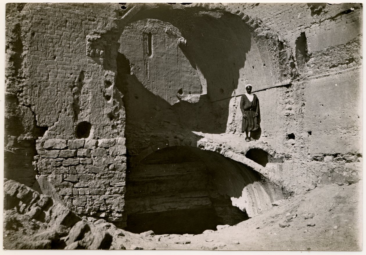 Gran torre del homenaje (qasr) del monasterio de Asuán (Egipto), fotografía de Ugo Monneret de Villard. de Ugo Monneret de Villard