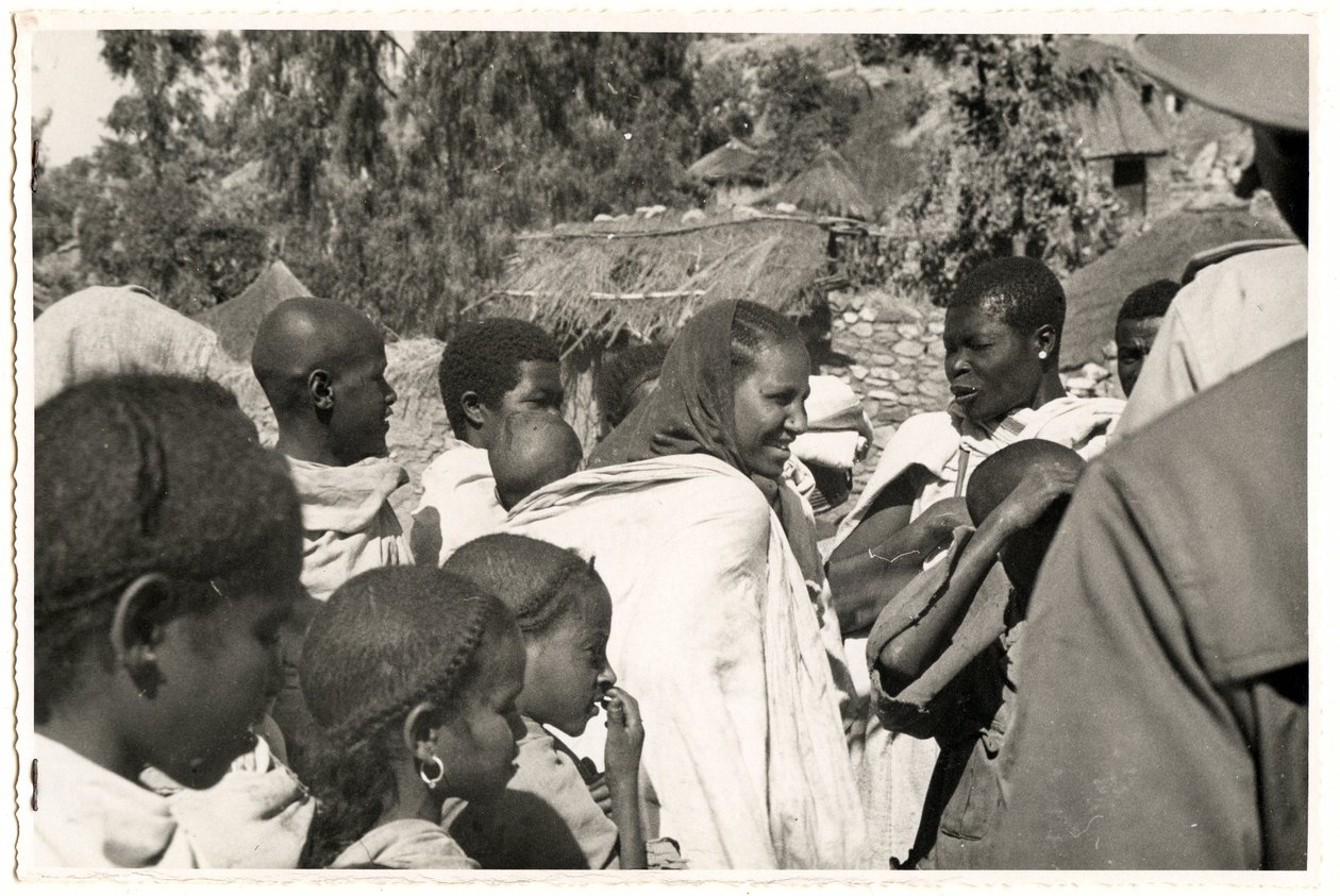 Hombres, mujeres y niños en Axum, Etiopía, fotografía de Ugo Monneret de Villard de Ugo Monneret de Villard