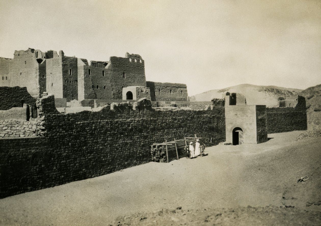 Monasterio de San Simeón, visto desde el exterior con el muro oriental, Asuán, Egipto, fotografía de Ugo Monneret de Villard. de Ugo Monneret de Villard