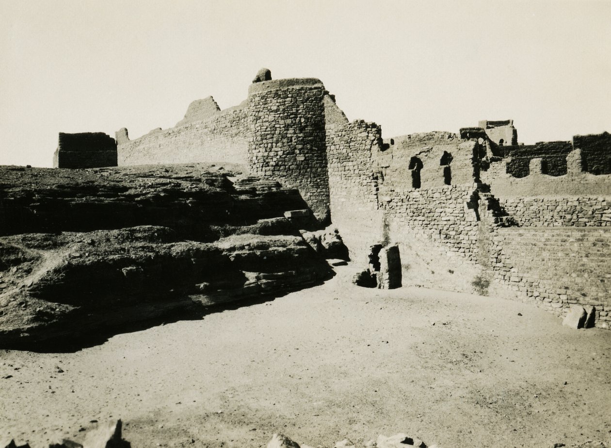Monasterio de San Simeón, visto desde el sureste, Asuán, Egipto, fotografía de Ugo Monneret de Villard de Ugo Monneret de Villard
