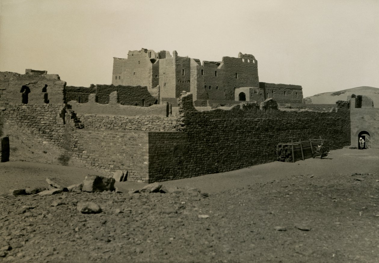 Monasterio de San Simeón, visto desde el sureste, Asuán, Egipto, fotografía de Ugo Monneret de Villard de Ugo Monneret de Villard