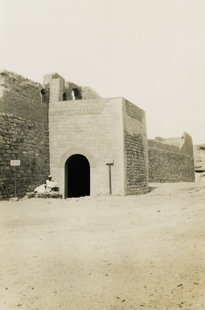 Monasterio de San Simeón, vista de la puerta y la torre oriental, Asuán, Egipto, fotografía de Ugo Monneret de Villard de Ugo Monneret de Villard