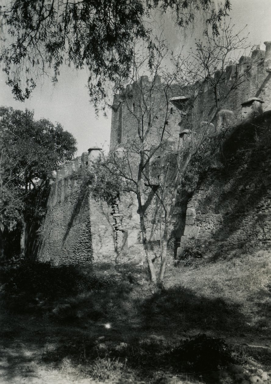 Muro exterior de la Iglesia de Nuestra Señora María de Sión, Axum, Etiopía, fotografía de Ugo Monneret de Villard. de Ugo Monneret de Villard