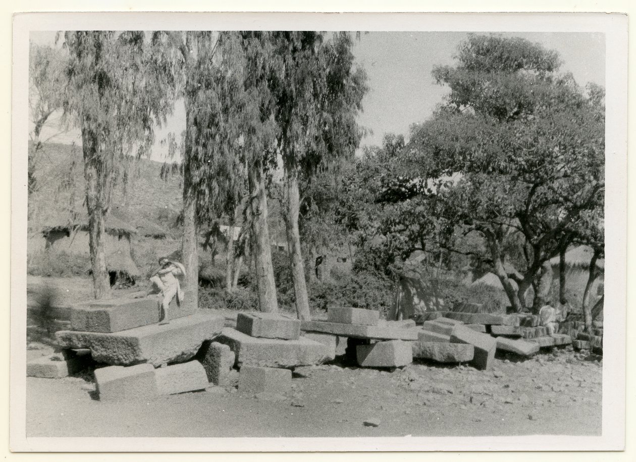 Restos de plataformas de piedra, también conocidas como Tronos del Rey, Axum, Etiopía, fotografía de Ugo Monneret de Villard. de Ugo Monneret de Villard
