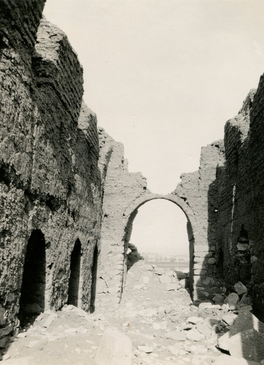 Ruinas de una iglesia cerca del río Nilo, vista del interior, Adendan, Egipto, fotografía de Ugo Monneret de Villard de Ugo Monneret de Villard