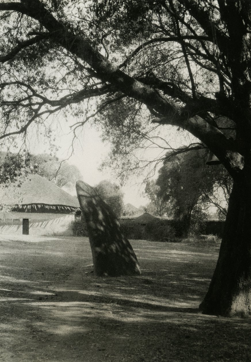Estela en Axum, Etiopía, fotografía de Ugo Monneret de Villard, hacia 1937. de Ugo Monneret de Villard