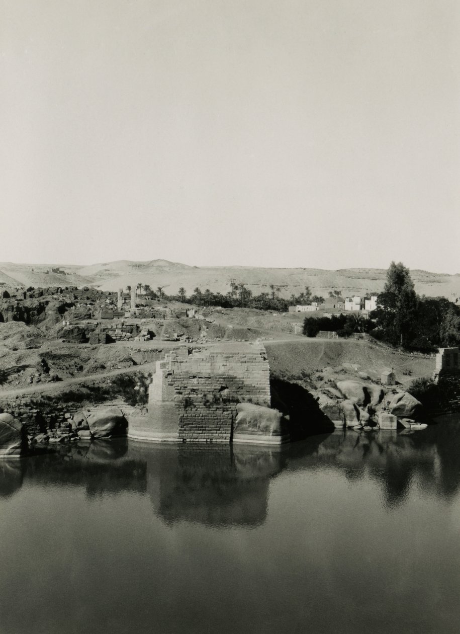 Ruinas del templo de la isla Elefantina, con el baño de Cleopatra en primer plano, Asuán, Egipto, fotografía de Ugo Monneret de Villard. de Ugo Monneret de Villard