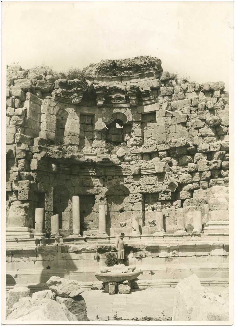 El ninfeo, ciudad greco-romana de Gerasa (hoy Jerash), fotografía de Ugo Monneret de Villard, hacia 1930. de Ugo Monneret de Villard