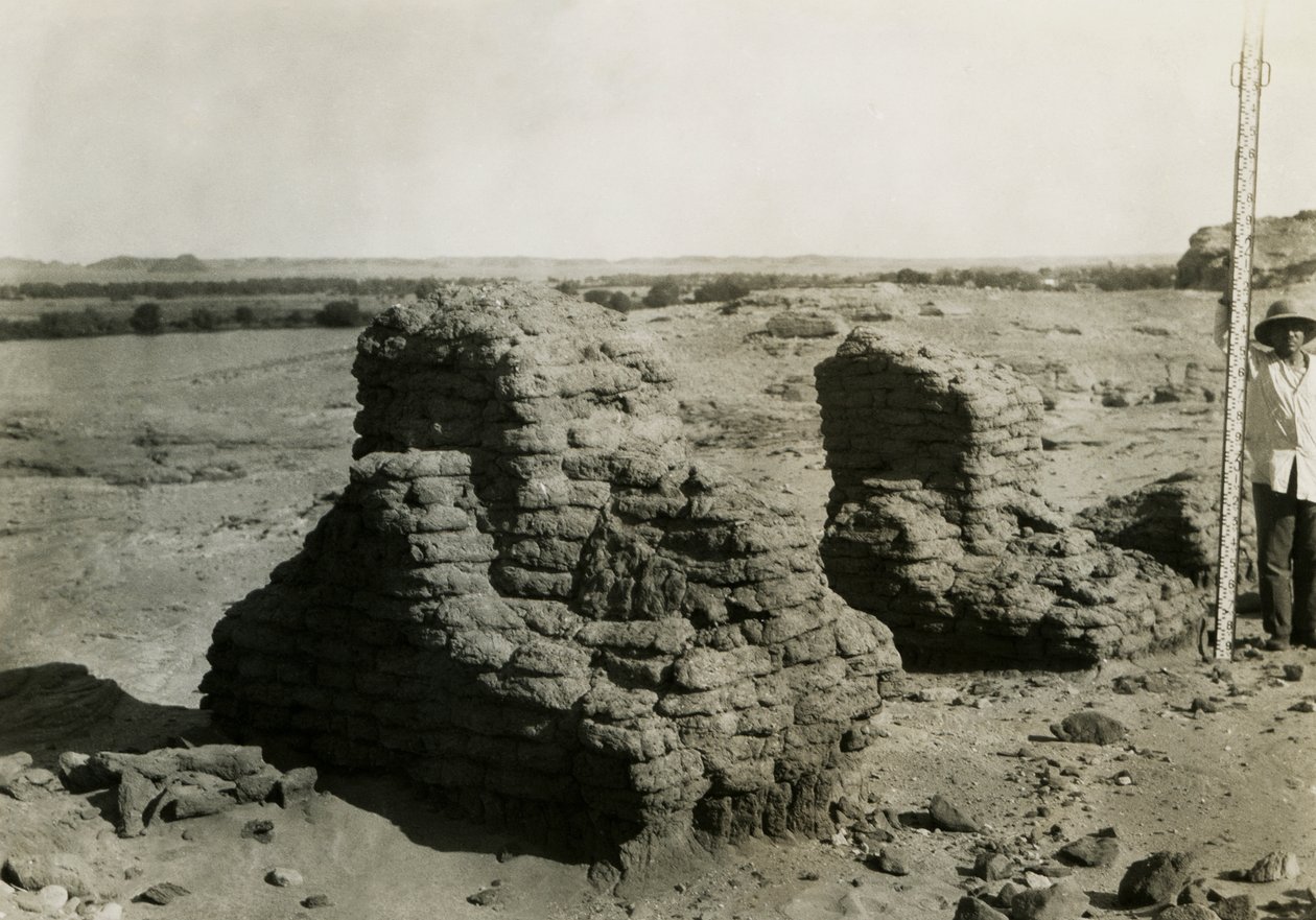 Tumba en necrópolis, Qasr Ibrim, Egipto, fotografía de Ugo Monneret de Villard de Ugo Monneret de Villard