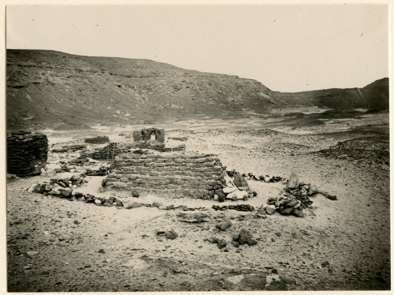 Tumba en la necrópolis meridional de Qasr Ibrim (Egipto), fotografía de Ugo Monneret de Villard. de Ugo Monneret de Villard