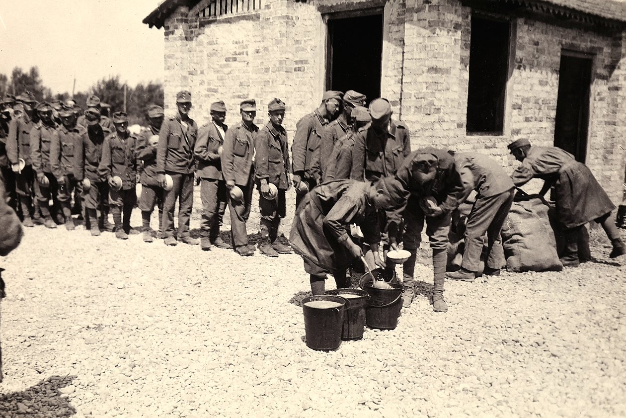 Prisioneros austriacos en Bagnaria Arsa, Udine, Italia, 02/04/1916 (foto b/n) de Ugo Ojetti