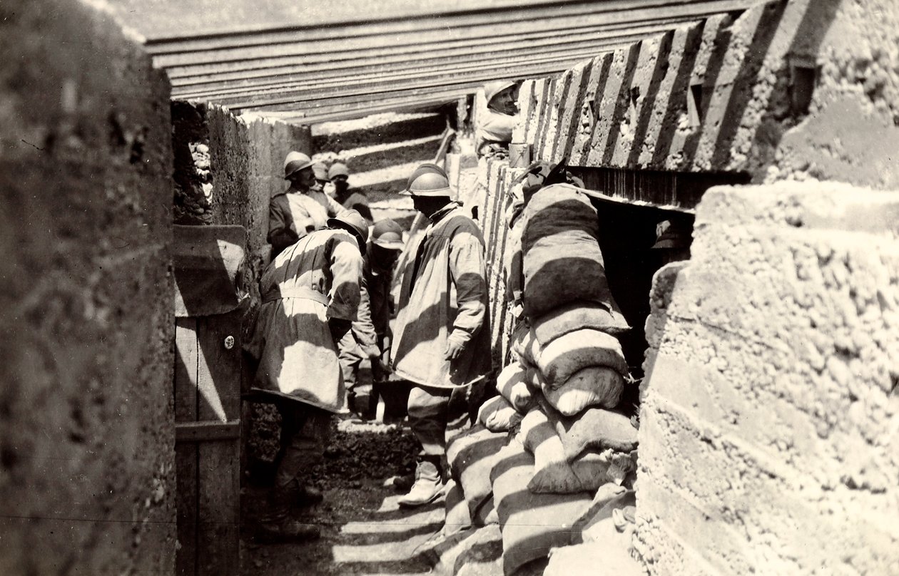 Nuevas trincheras italianas, tras el avance en territorio austriaco en las afueras de Selz, durante la Primera Guerra Mundial, 04-07/1916 (foto b/n) de Ugo Ojetti
