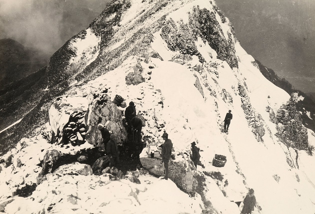 Operaciones de anidación de ametralladoras en el Monte Nero durante la Primera Guerra Mundial (foto en blanco y negro) de Ugo Ojetti