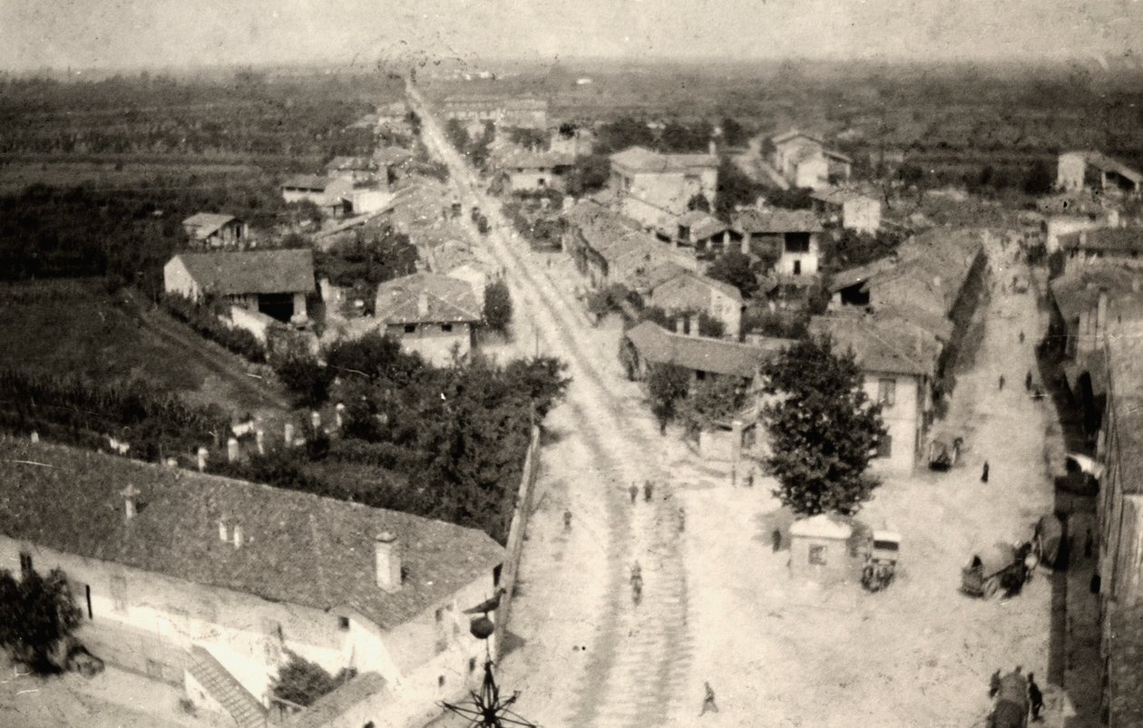 Panorámica de la ciudad de Romans, tomada desde el campanario de la iglesia durante la Primera Guerra Mundial (foto en blanco y negro) de Ugo Ojetti