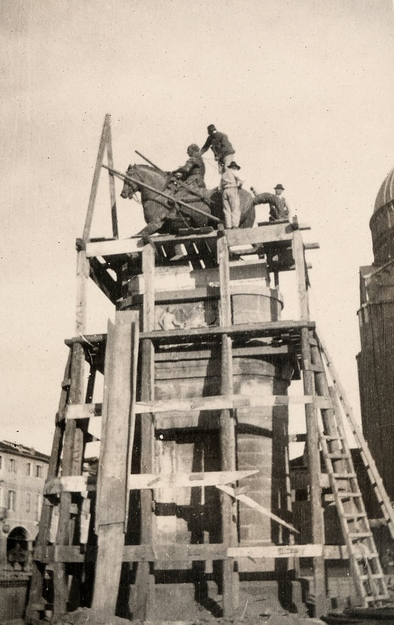 El monumento ecuestre "Gattamelata" en restauración en Padua durante la Primera Guerra Mundial de Ugo Ojetti