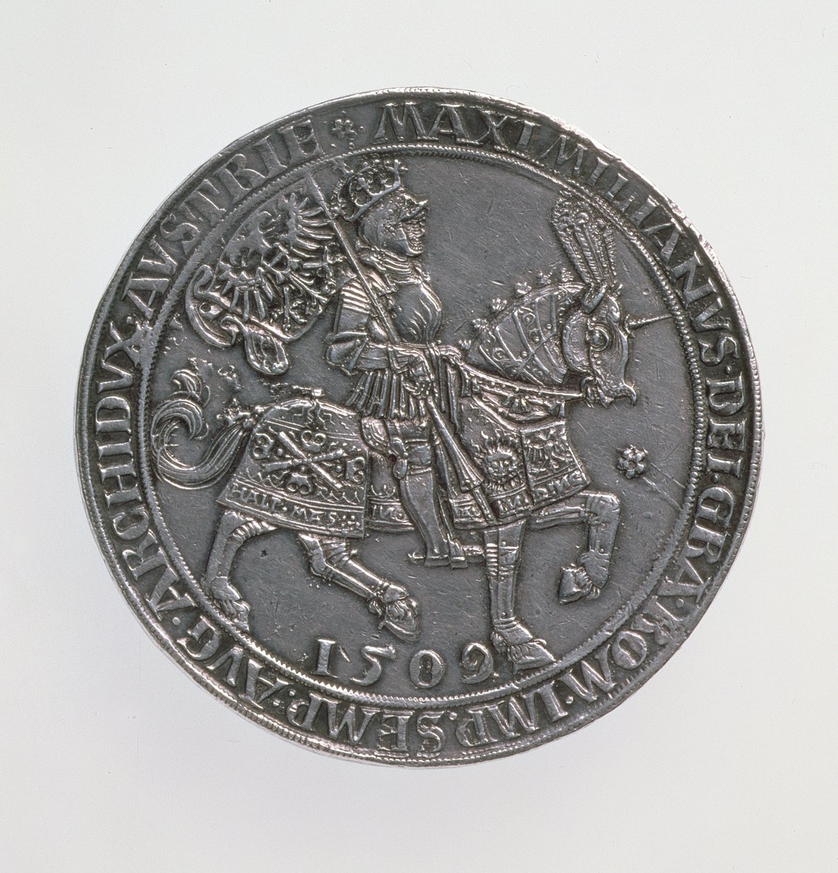 Kronungsdoppelguildiner (doble-guildener) del Emperador Maximiliano I (1493-1519), Casa de Moneda de Amberes, reemisión de una moneda de 1509, 1517 (anverso) de Ulrich Ursentaler