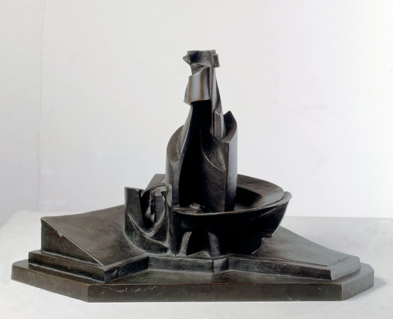 Desarrollo de una botella en el espacio (Linee e forza di una bottiglia). Escultura de bronce de Umberto Boccioni (1882-1916) 1912 Dim: 38.1 cm Milán, Museo del Novecento de Umberto Boccioni