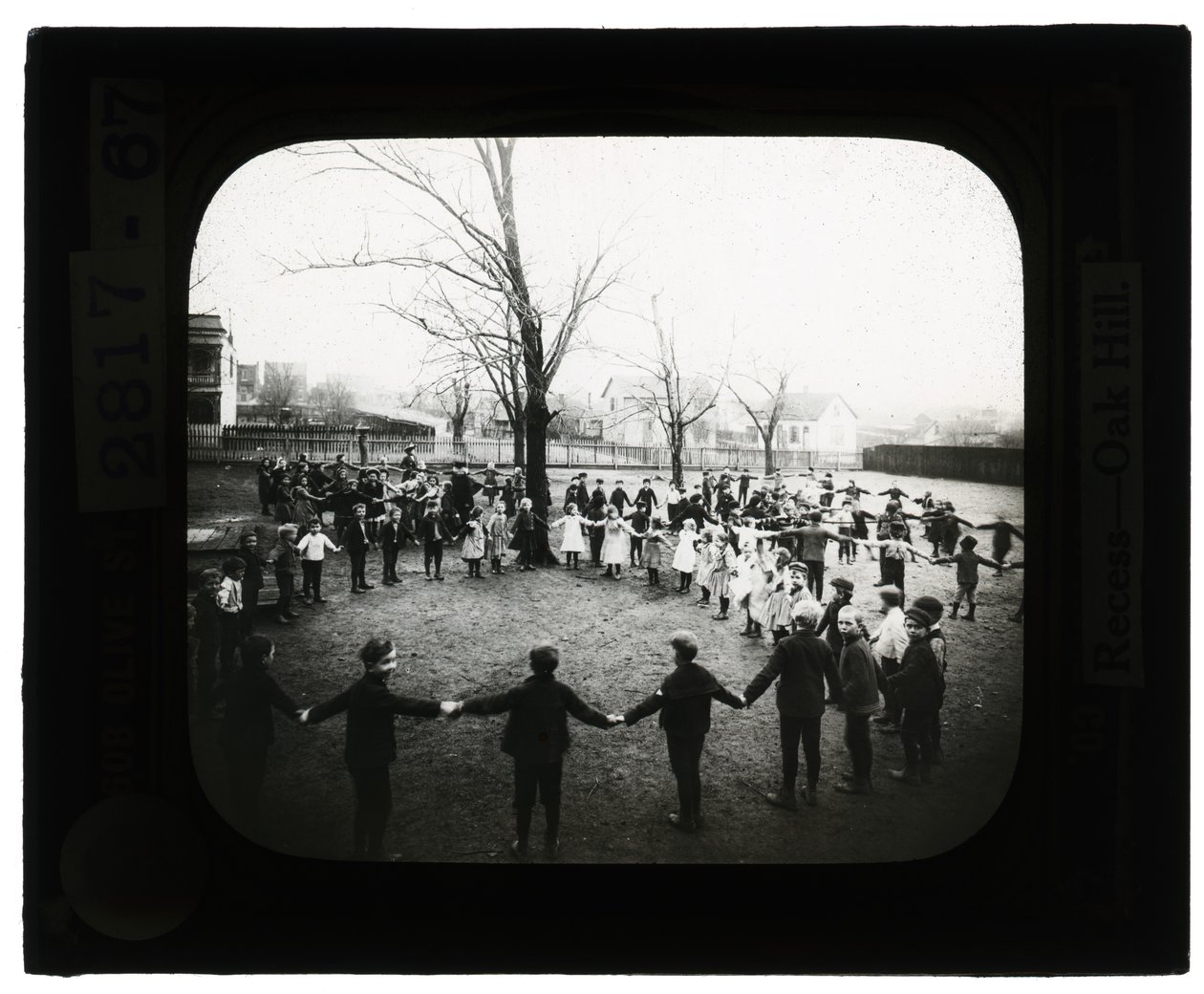 Foto horizontal en blanco y negro de niños y niñas tomados de la mano formando círculos al aire libre de Unbekannt Unbekannt