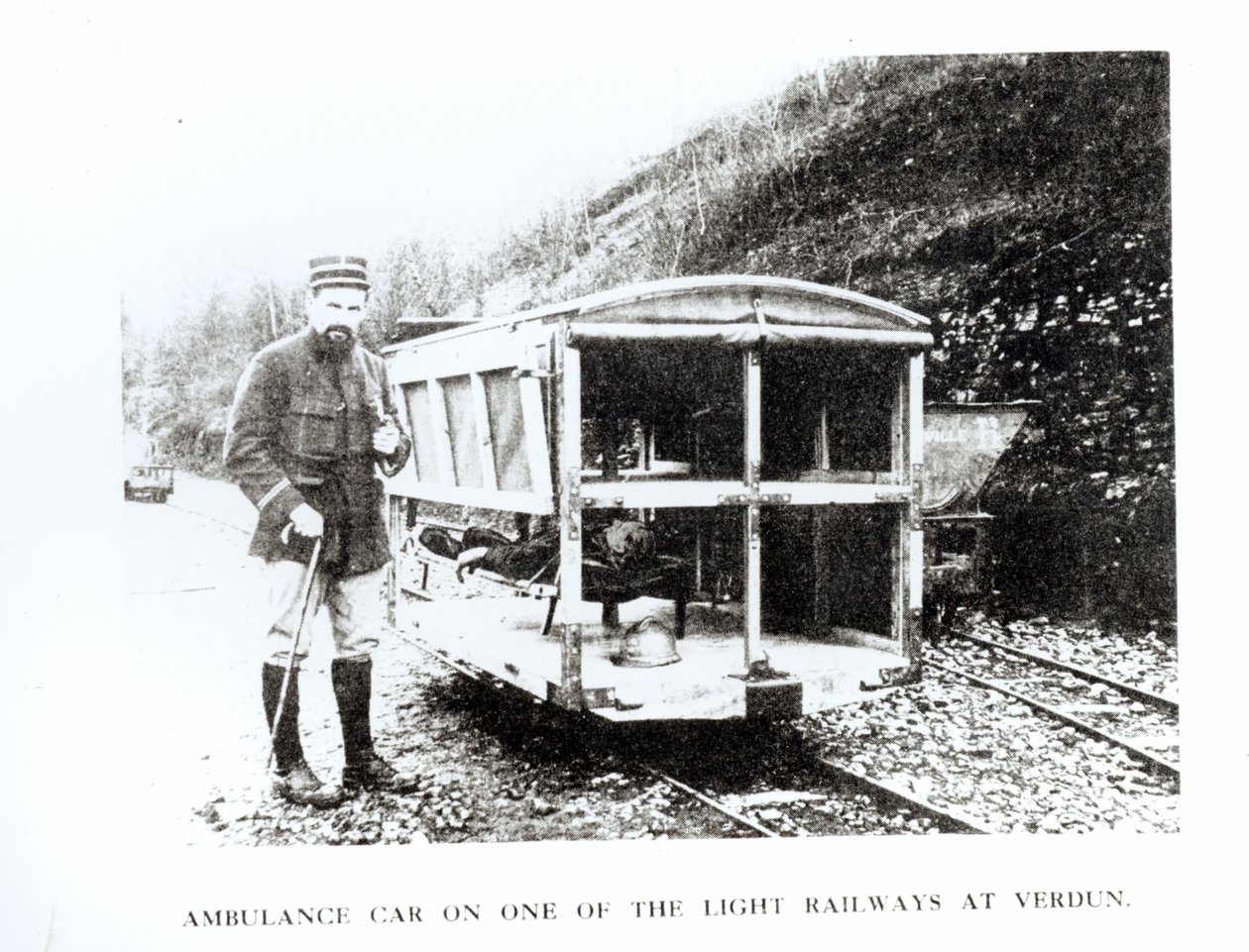 Coche de ambulancia en uno de los ferrocarriles ligeros en Verdún, c.1916 de Unbekannt Unbekannt