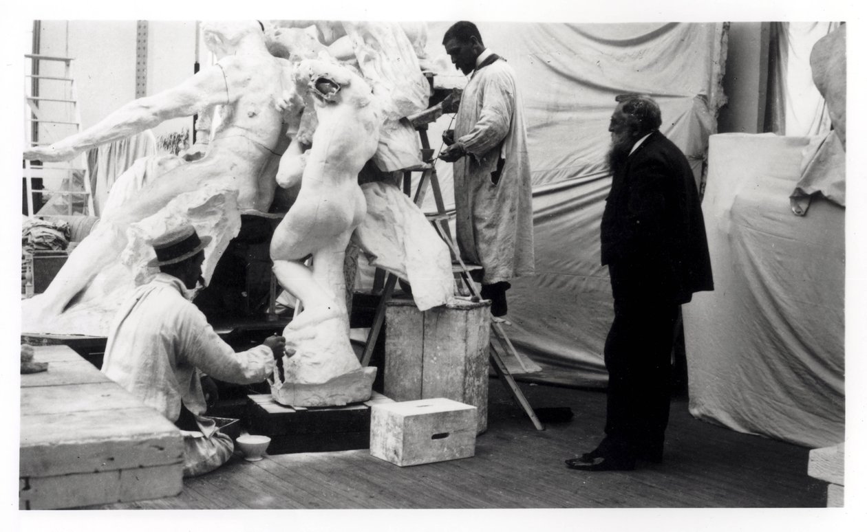 Auguste Rodin en su estudio de París observando la construcción de una escultura, 1905 de Unbekannt Unbekannt