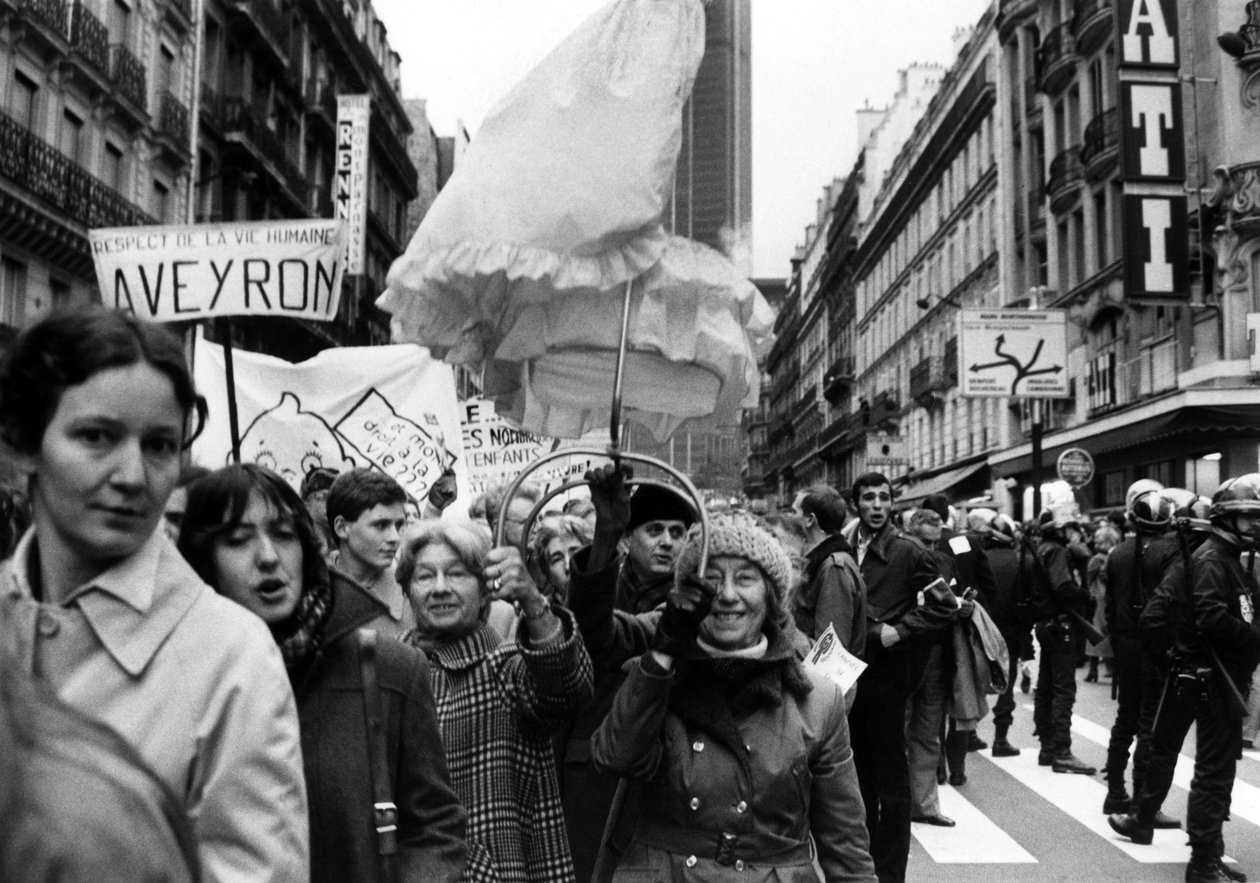 Manifestación contra el aborto en París el 19 de noviembre de 1979: aquí manifestantes con una cuna de Unbekannt Unbekannt