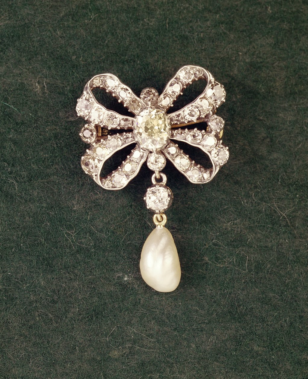 Broche de diamantes con perla suspendida, c.1760 diamante y perla de Unbekannt Unbekannt