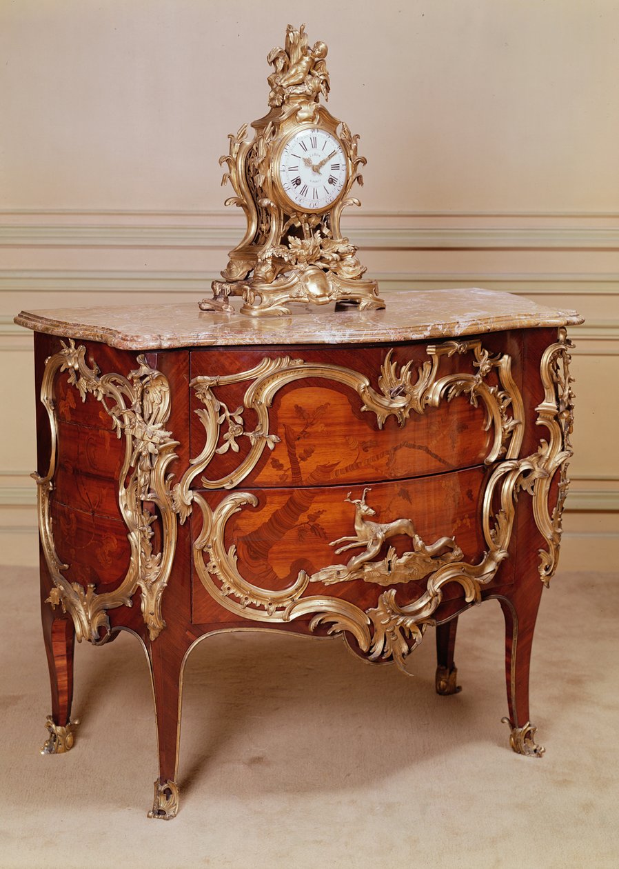 Cómoda de marquetería, una de un par, chapada en madera de tulipán y palo de rosa, período de Luis XV, por Bernard van Risenburgh y reloj de chimenea de ormolu, Le Roy, 1715 de Unbekannt Unbekannt
