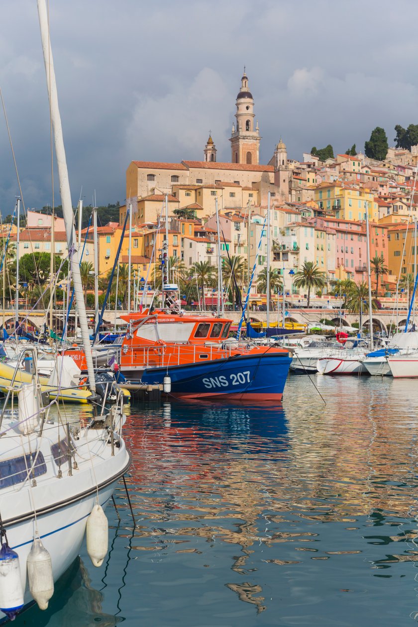 Menton, Francia. Vista sobre el puerto hacia la ciudad de Unbekannt Unbekannt