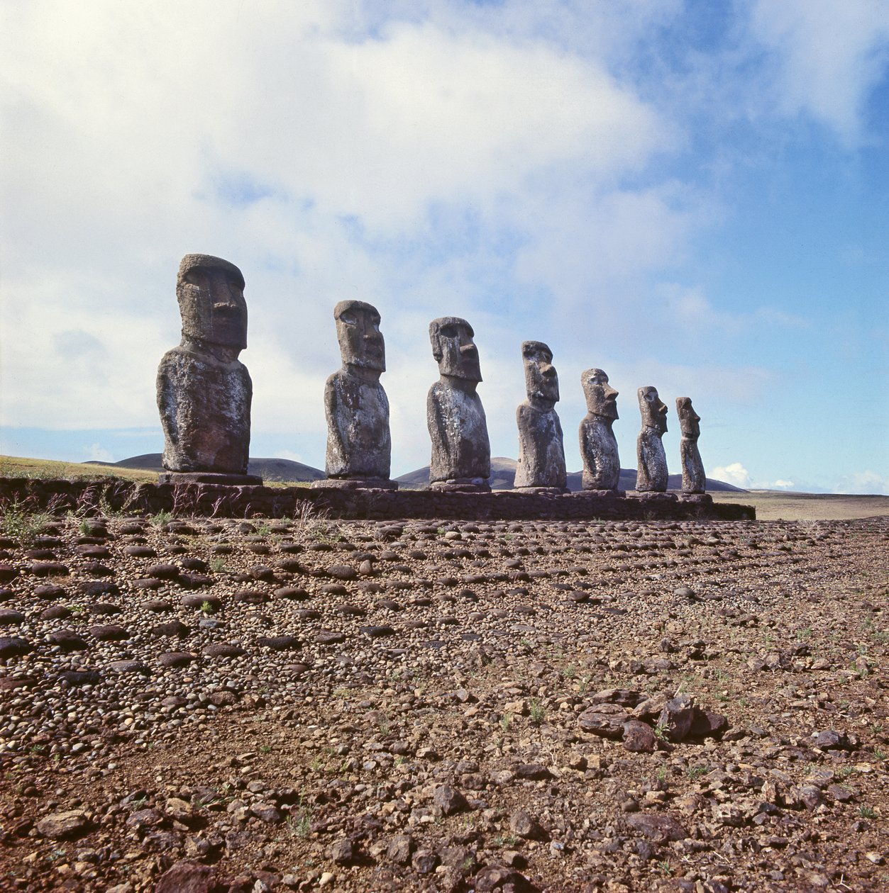 Estatuas monolíticas en Ahu Akivi, c.1000-1600 de Unbekannt Unbekannt