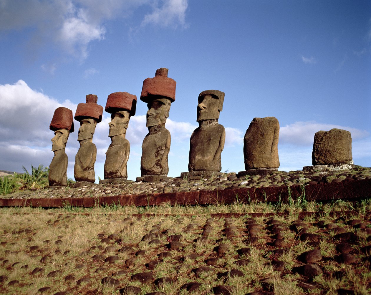Estatuas monolíticas en Ahu Nau Nau en la playa de Anakena, c.1000-1600 de Unbekannt Unbekannt