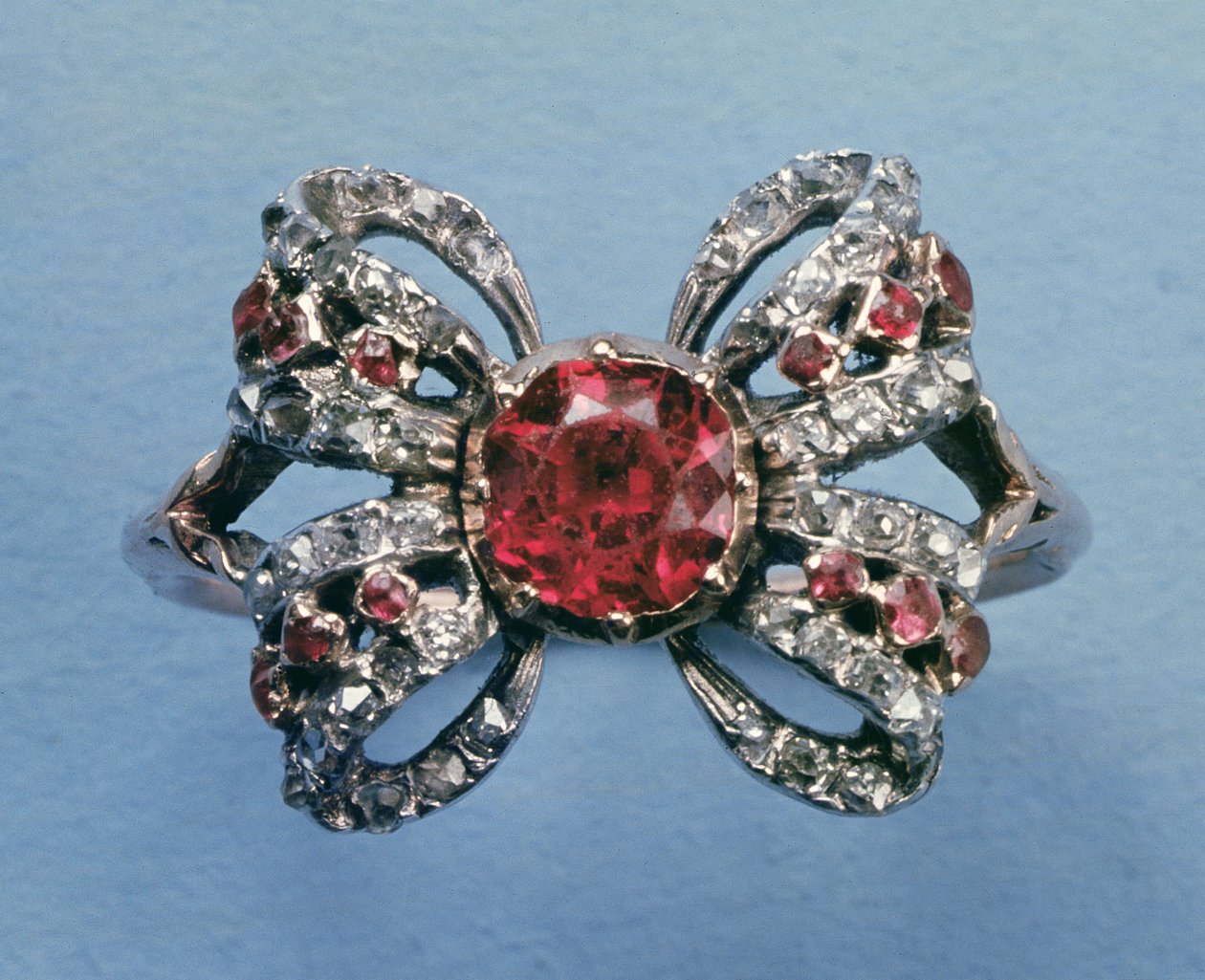 Anillo en forma de lazo, c.1760 rubí y diamante de Unbekannt Unbekannt