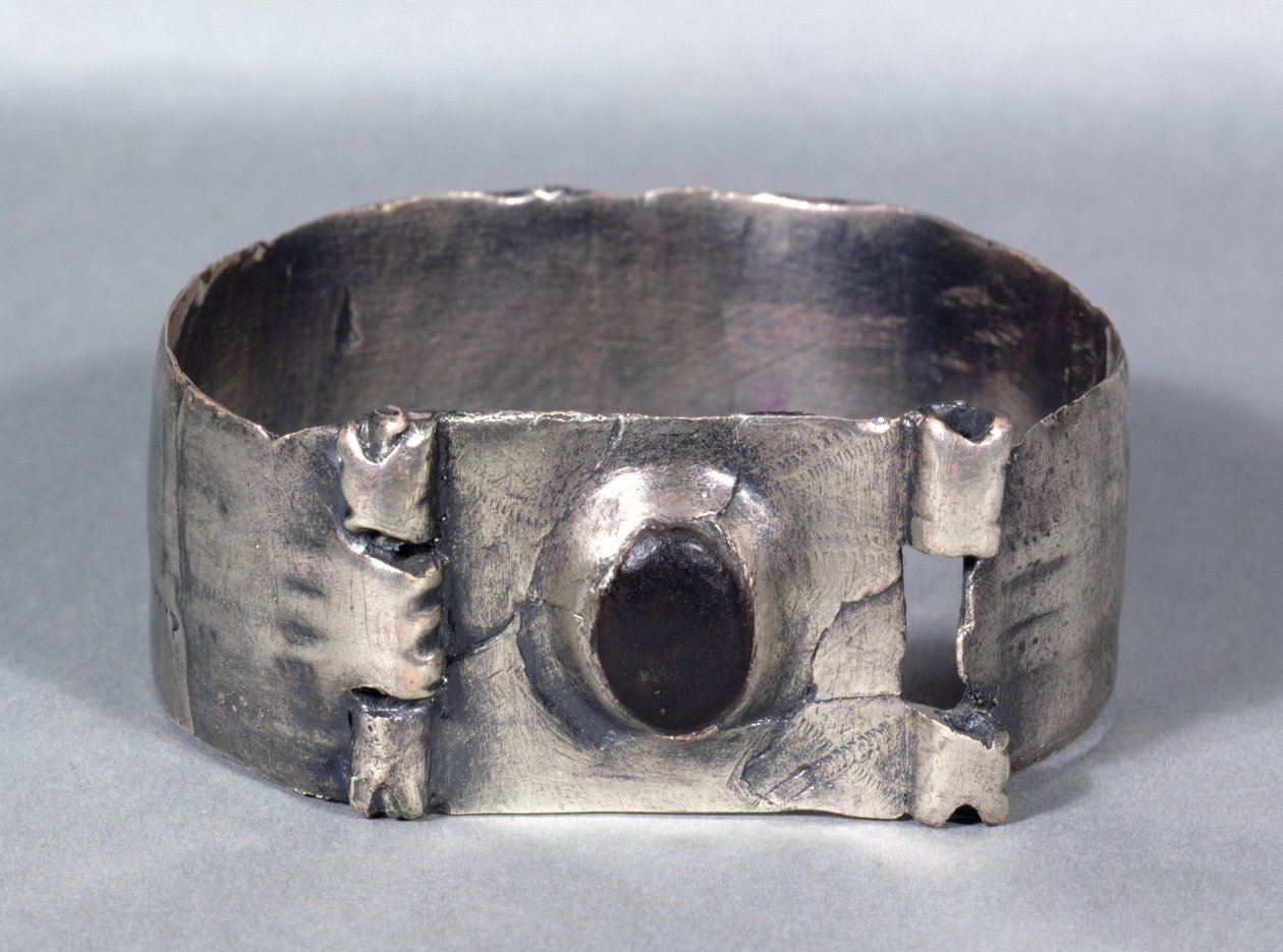 Brazalete de plata con granate cabujón, del Tesoro de Aesica, Great Chesters, mediados del siglo I a principios del siglo II d.C. de Unbekannt Unbekannt