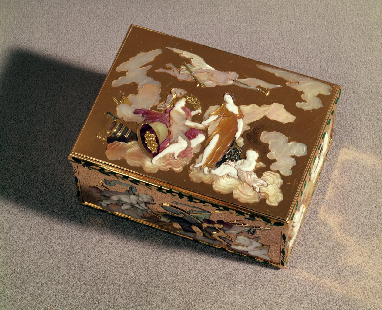 Caja de rapé de oro esmaltado y nácar de colores, París, 1747-48; caja de rapé en forma de barril, París, 1754, oro y nácar de Unbekannt Unbekannt