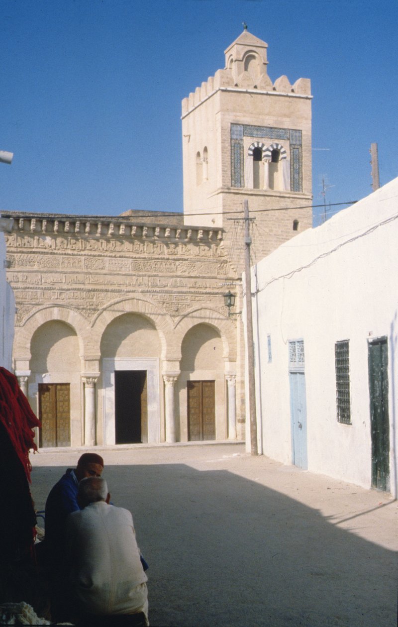 La Mezquita de las Tres Puertas, probablemente Aglábida, siglo IX de Unbekannt Unbekannt