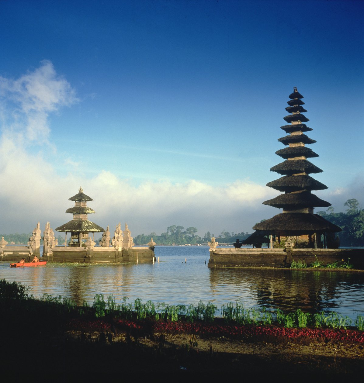 El templo del agua en el lago Bratan de Unbekannt Unbekannt
