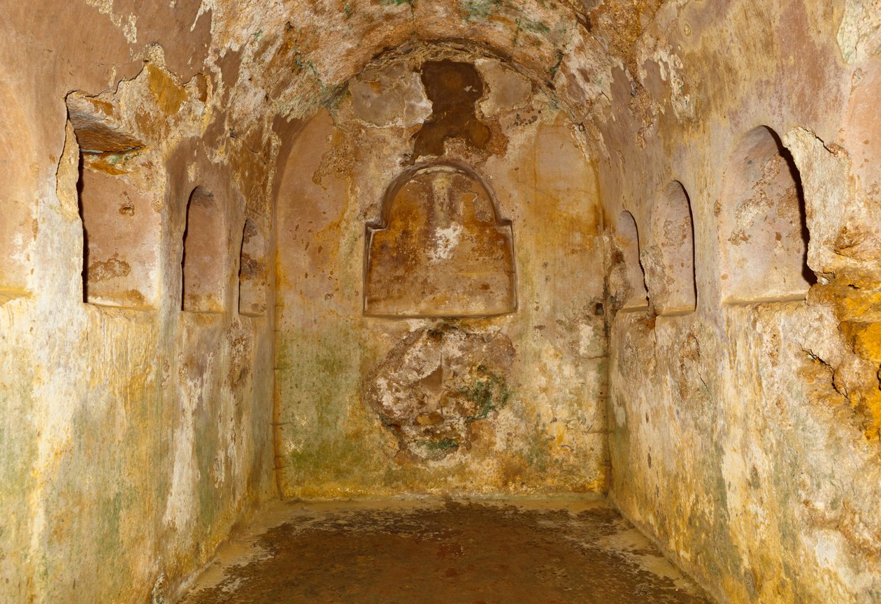 Cámara subterránea bajo el mausoleo circular en la necrópolis romana del Complejo Arqueológico, Carmona, Provincia de Sevilla, España de Unbekannt Unbekannt
