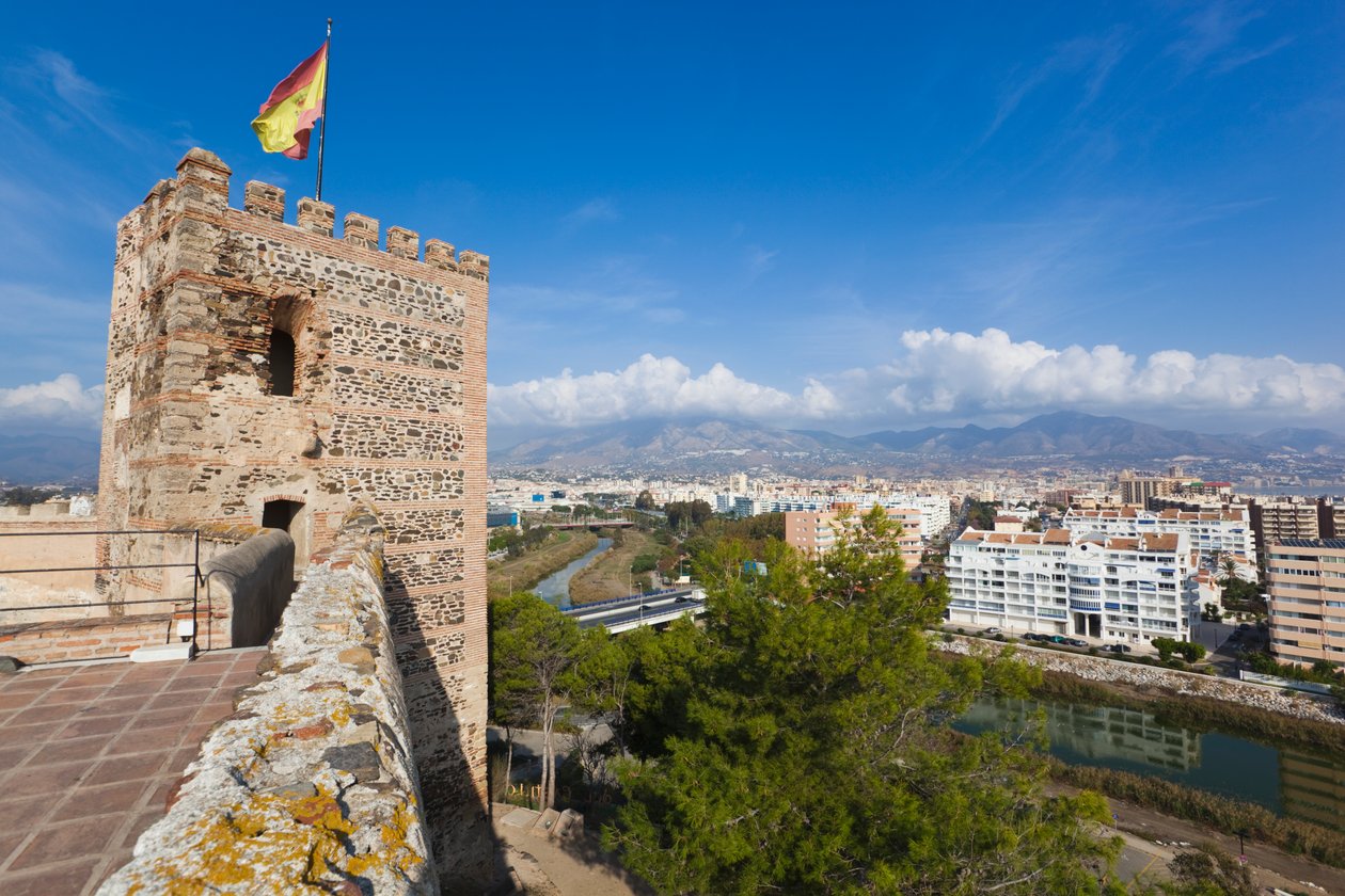Vista desde el Castillo Sohail hacia el río Fuengirola y la ciudad de Unbekannt Unbekannt