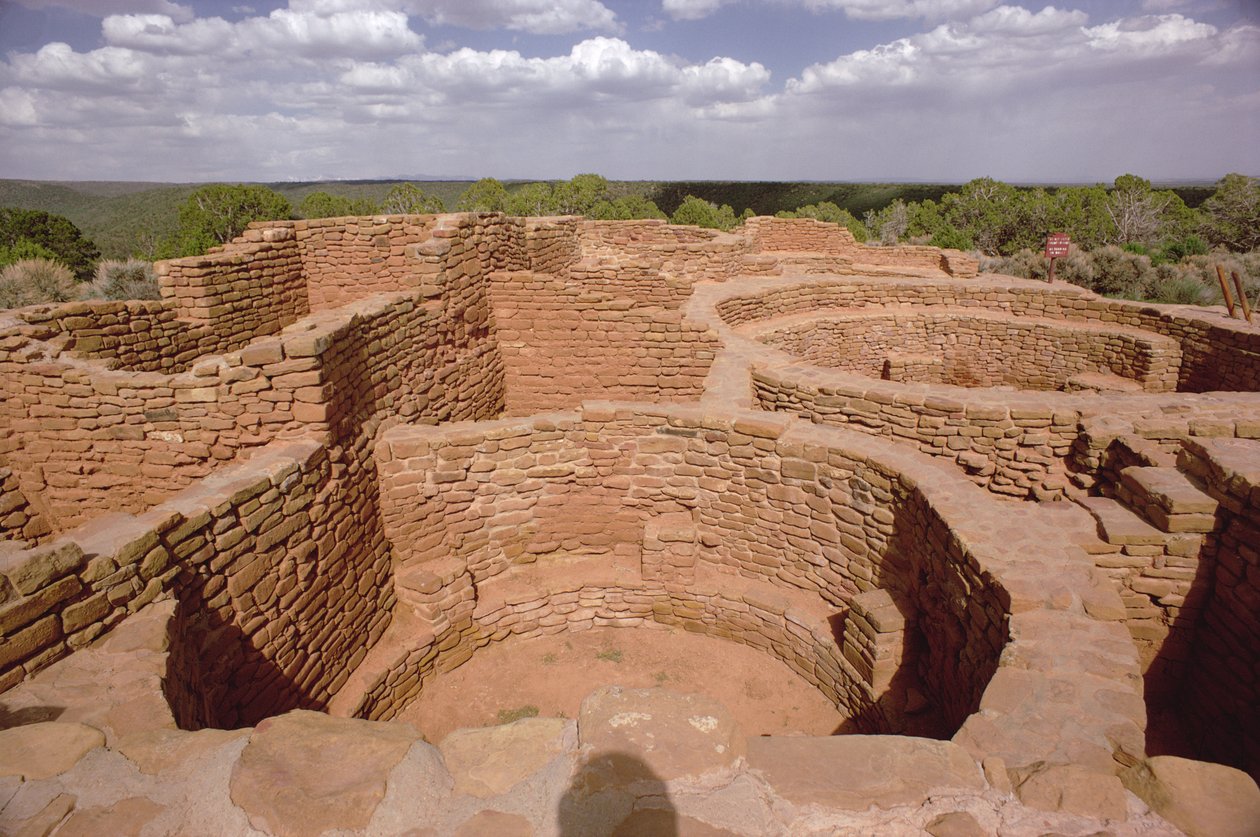 Vista de los Kivas de los Indios Pueblo, construidos entre los siglos XI y XIV de Unbekannt Unbekannt