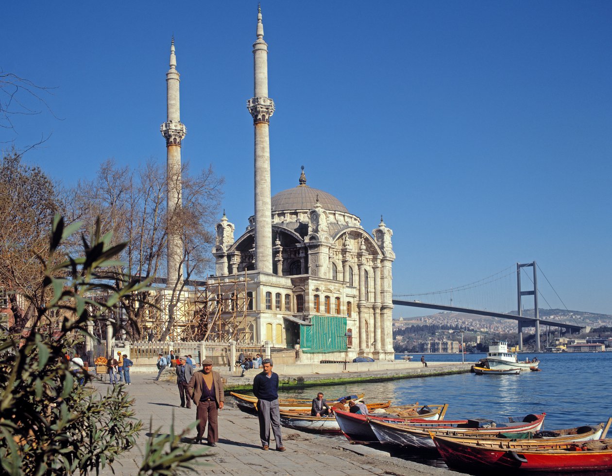 Vista de la Mezquita de Abdulmecid en Ortakoy con el Puente del Bósforo al fondo de Unbekannt Unbekannt
