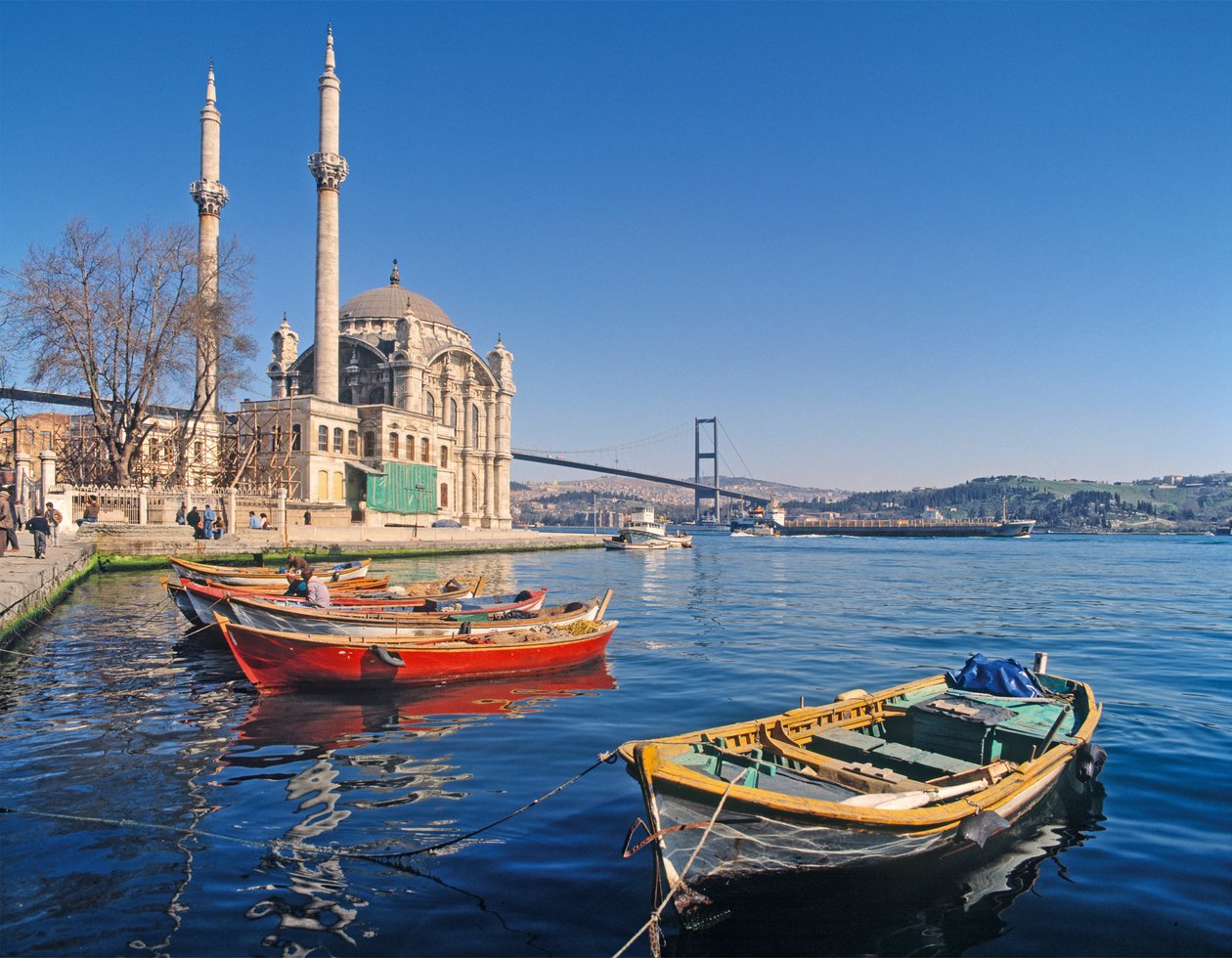 Vista de la Mezquita de Abdulmecid en Ortakoy con el Puente del Bósforo al fondo de Unbekannt Unbekannt