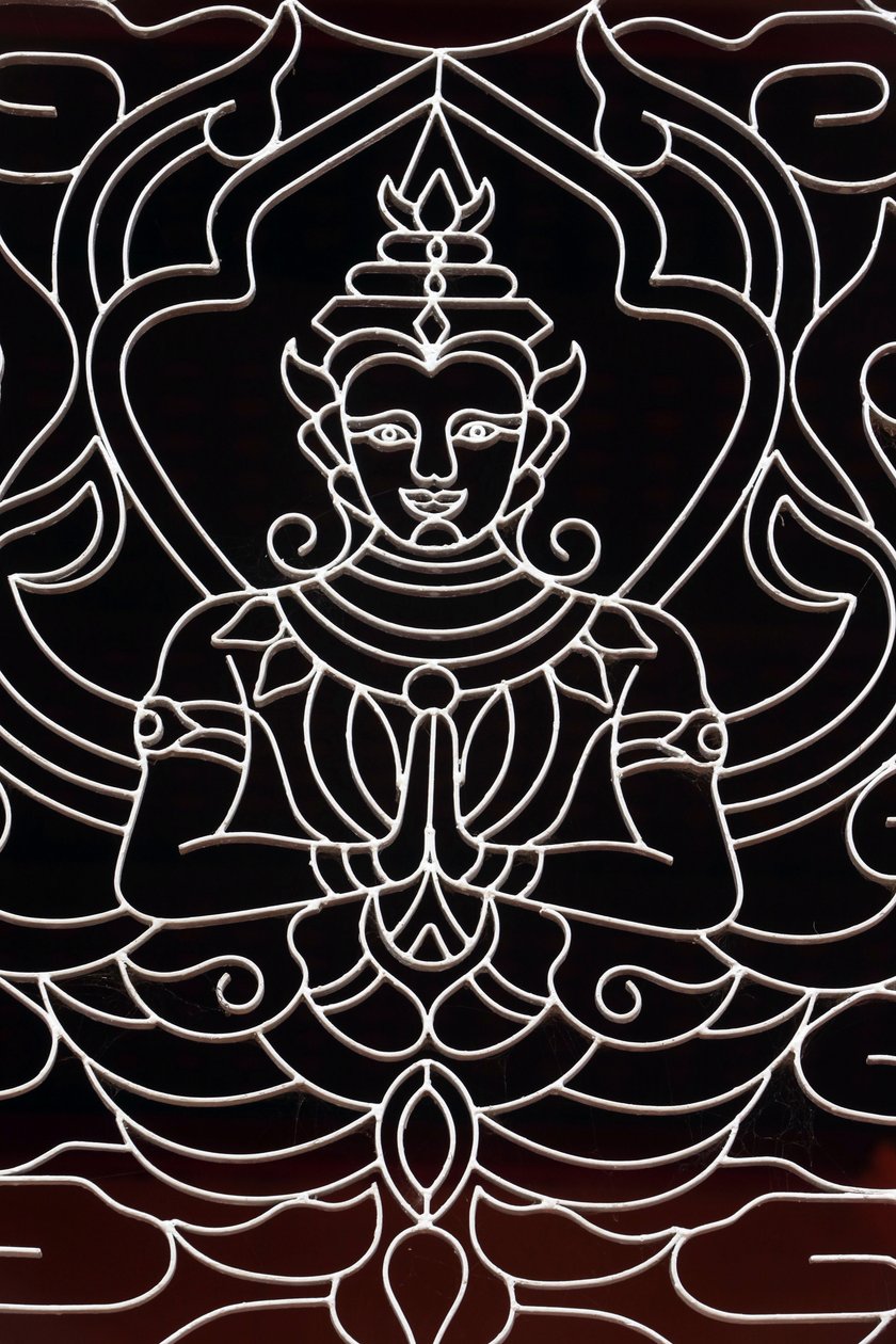 20151028, Vientiane, Laos: Templo budista Wat Ong Teu. Una diosa decora una ventana de Unbekannt