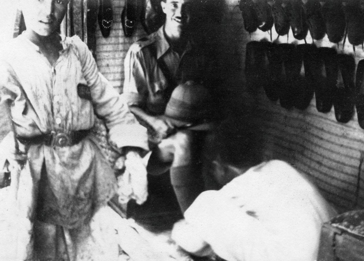 Un oficial británico en una zapatería, Bagdad, Mesopotamia, Primera Guerra Mundial, 1918 de Unbekannt