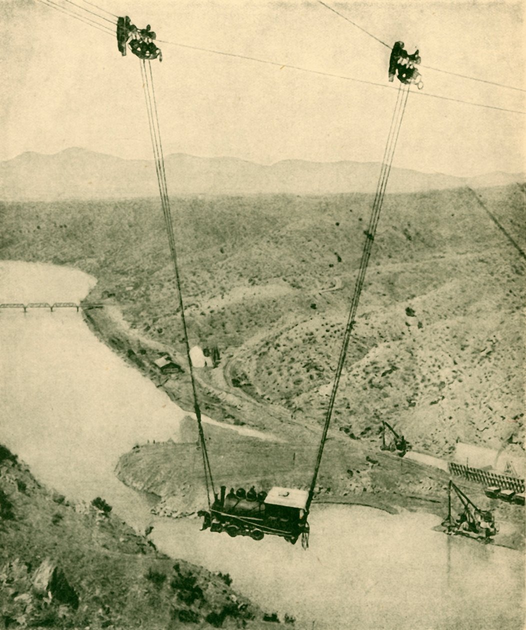 Un motor de contratista siendo balanceado a través de un cañón, Río Grande, Nuevo México, 1930 de Unbekannt